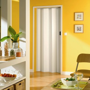 Weiße Falttür Una, 84x205 cm, platzsparende Lösung für Standardrahmen.