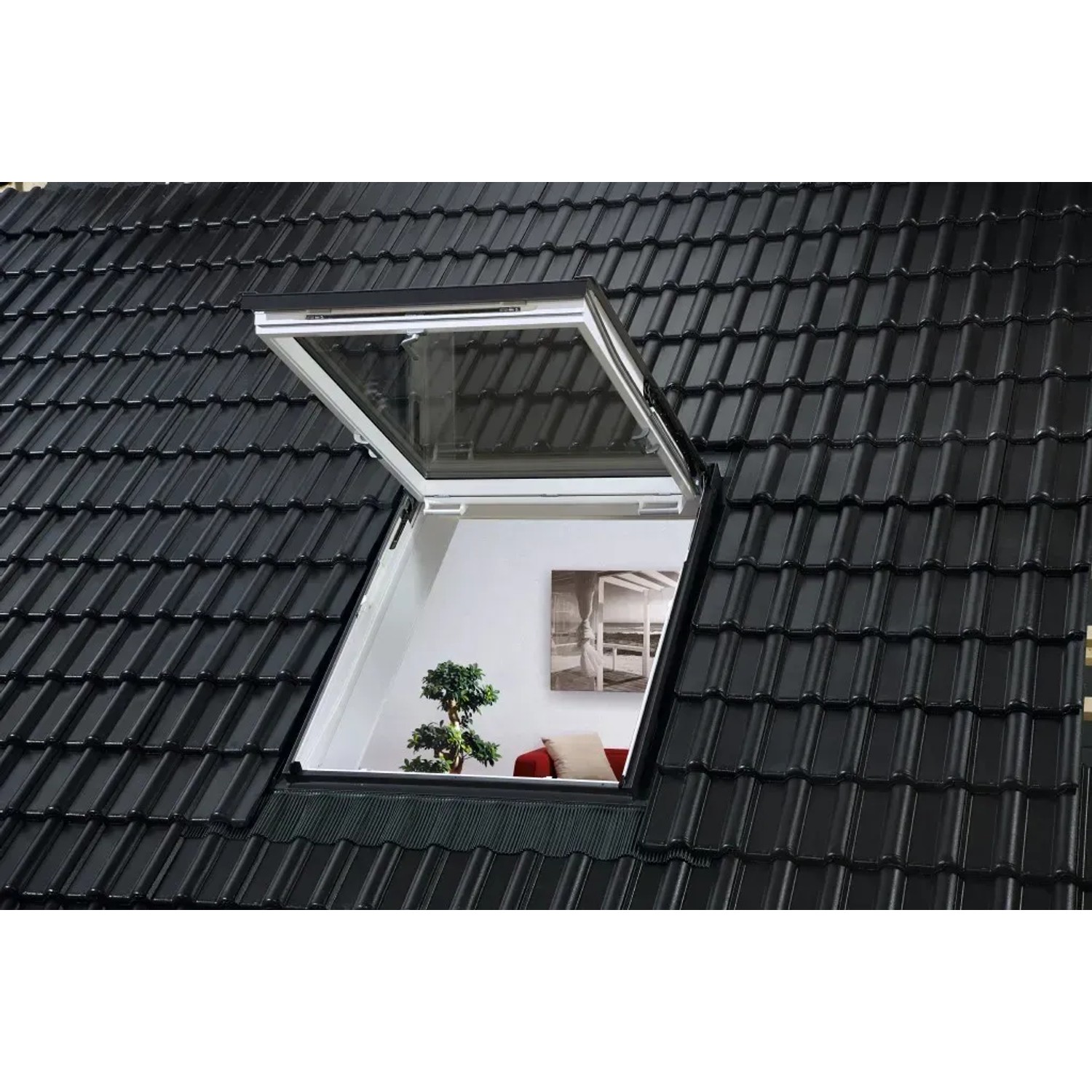 Geöffnetes, weißes Velux Wohn- und Ausstiegsfenster GTU SK08 im Dach.