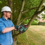 Mann sägt Ast mit Bosch Akku-Kettensäge UniversalChain 18. Kompakte Akku-Kettensäge im Einsatz.