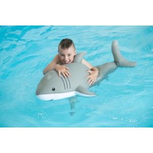 Junge auf grau-weißem Westmann Pool Buddy Hai im Wasser. Schwimmtier für Spiel & Spaß im Pool.