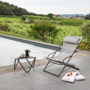 Lafuma Transaswing Liegestuhl Terre neben Pool und Tisch mit Kaffeezubereiter.