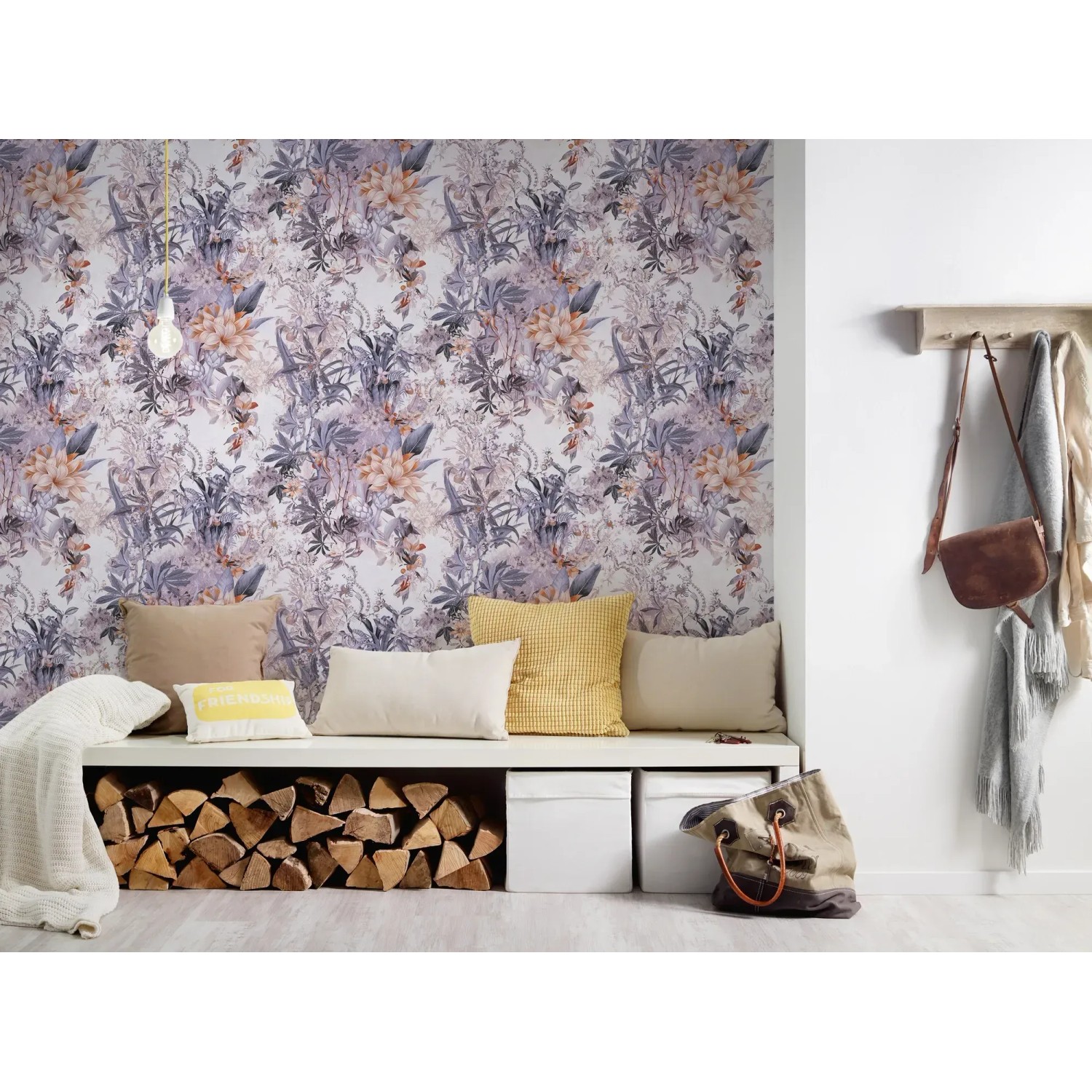 Vliestapete mit Blumenmuster in Weiß und Grau, matte Oberfläche. Dekorative Wandgestaltung.