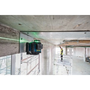 Bosch Professional GLL 80-33 G Linienlaser mit grünen Laserlinien an Decke befestigt.