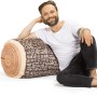 Mann sitzt auf Sitting Point Hocker Wood, 100 l, mit Holzoptik-Muster. Bequemer Sitzsack für Erwachsene.