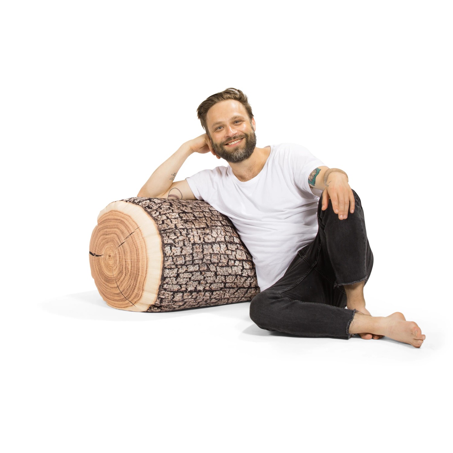 Mann sitzt auf Sitting Point Hocker Wood, 100 l, mit Holzoptik-Muster. Bequemer Sitzsack für Erwachsene.