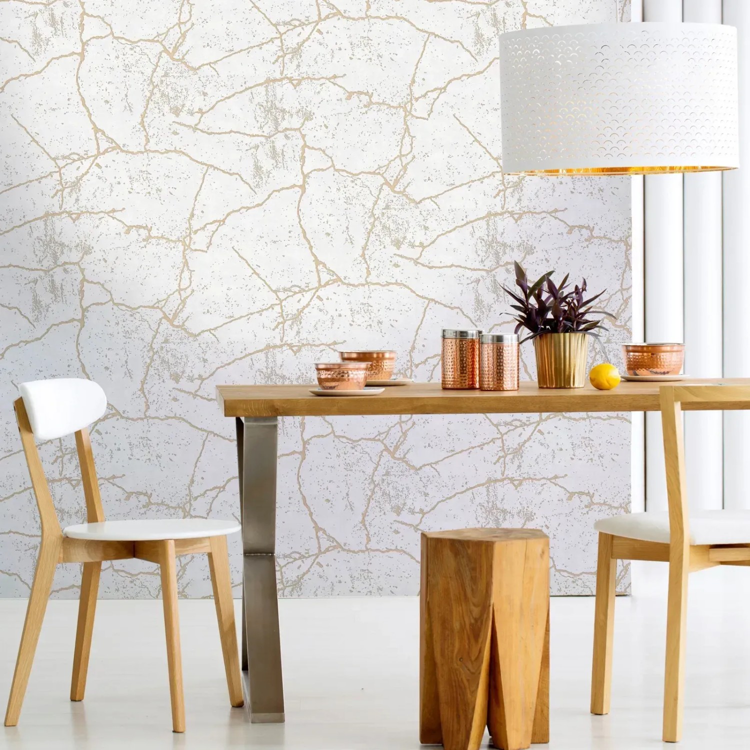 Szene mit Vliestapete KINTSUGI GOLD an der Wand, kombiniert mit Möbeln in Goldtönen.