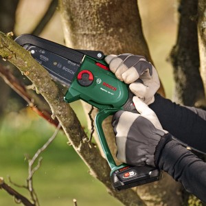Bosch Akku-Gehölzschneider EasyChain 18V-15-7 im Einsatz beim Baumschnitt.
