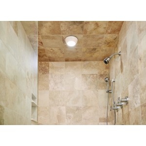 Weiße Mr. Beams LED Deckenleuchte mit Bewegungsmelder in Dusche mit beigen Fliesen.