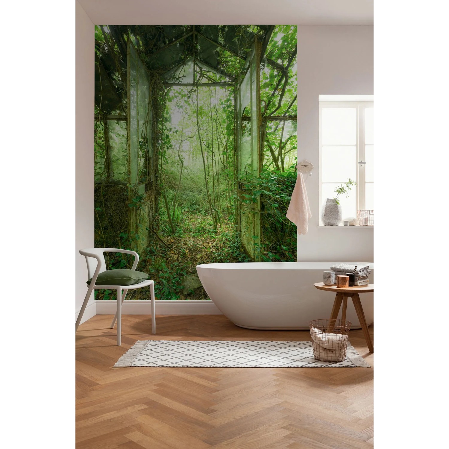 Komar Vliesfototapete Greenhouse (200x250cm) mit grünem Gewächshaus-Motiv im Badezimmer.
