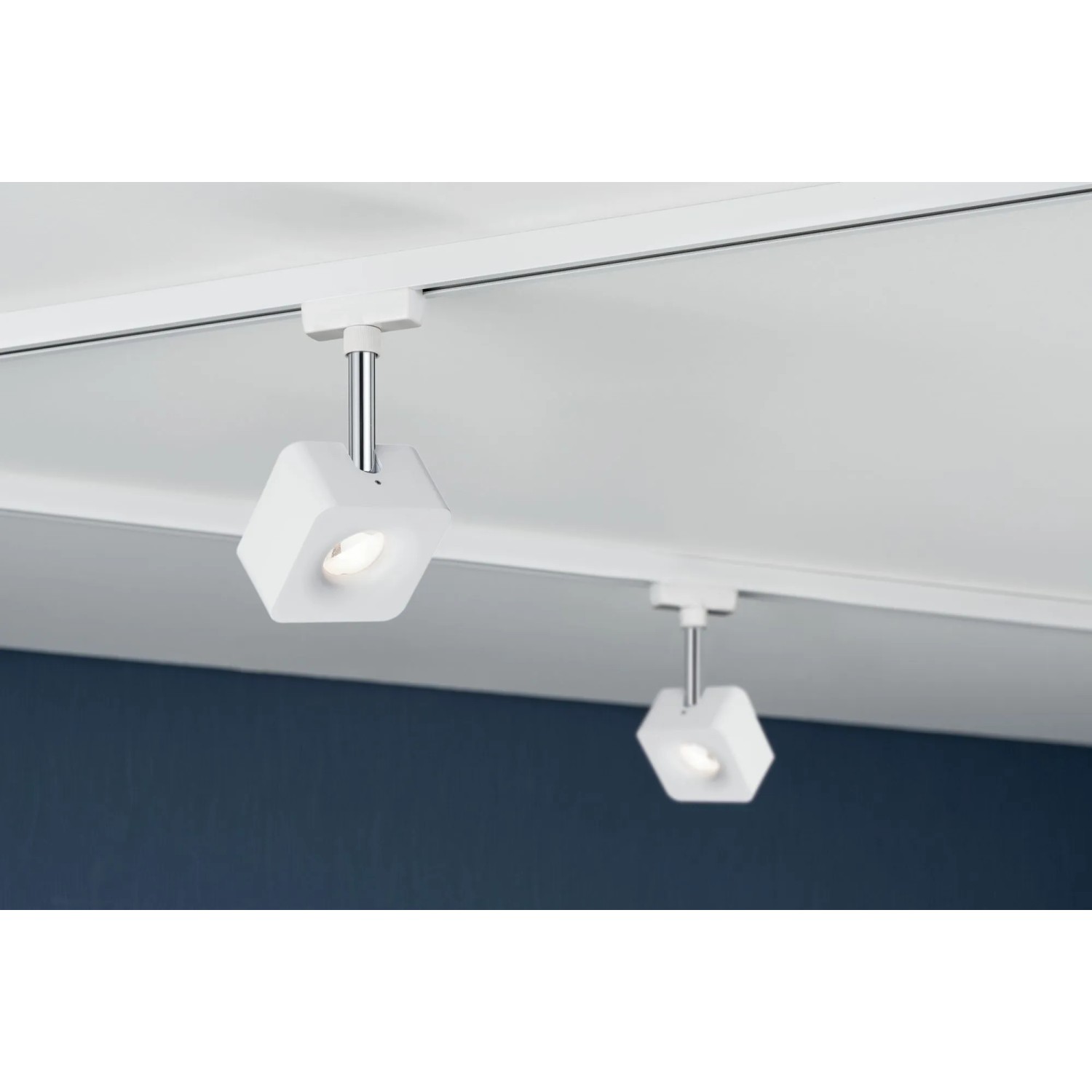 Weißer Paulmann URail LED Spot Cube (8W) an einem Schienensystem. Dimmbare Beleuchtung.