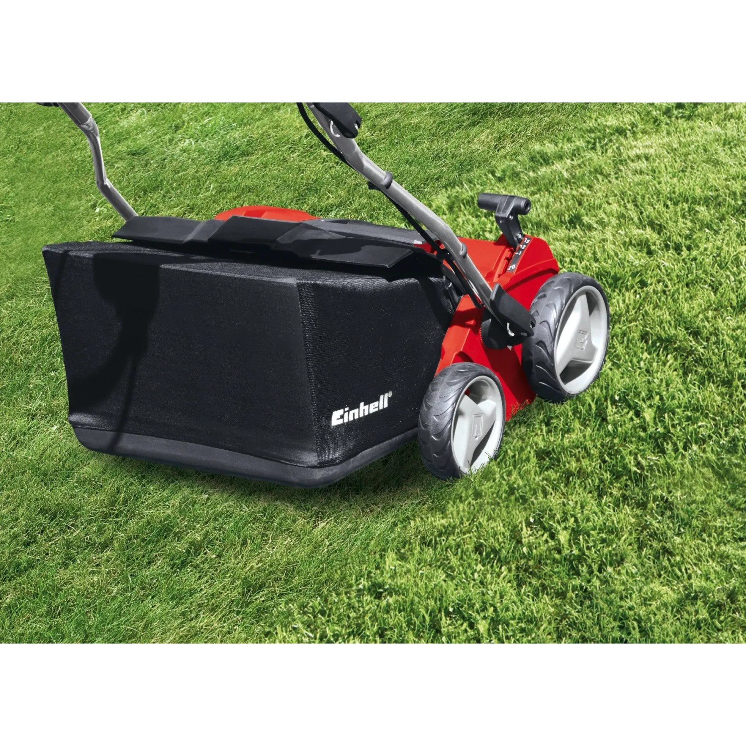 Einhell Elektro-Vertikutierer GE-SA 1640 mit Fangkorb auf Rasen, 1600 W.