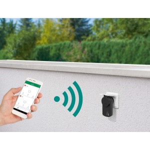 Schwarzer Wifi Stecker Schuko mit Smartphone-Steuerung im Außenbereich.