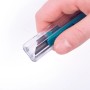 Hand hält wolfcraft Sicherheitsmesser mit Trapezklinge und transparentem Kunststoffgehäuse.