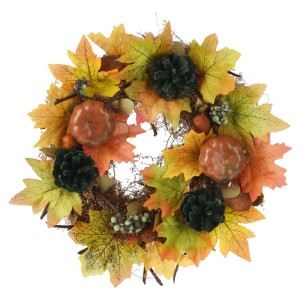Herbstkranz mit bunten Ahornblättern, orangefarbenen Kürbissen und grünen Tannenzapfen für herbstliche Dekoration.
