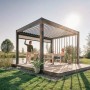 Biohort Pergola in Dunkelgrau/Silber-Metallic mit Personen auf Holzterrasse im Garten.