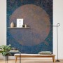 Komar Vlies Fototapete La Lune (200x270 cm) im Raum, mit Mond-Motiv in Blau und Gold.