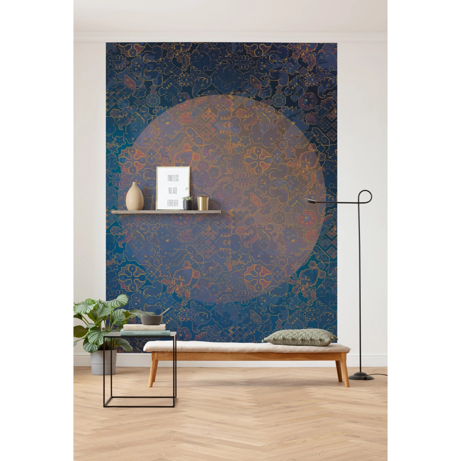 Komar Vlies Fototapete La Lune (200x270 cm) im Raum, mit Mond-Motiv in Blau und Gold.