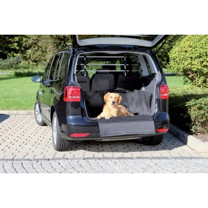 Schwarze Jollypaw Kofferraum-Schondecke (1,64x1,25m) mit Hund im Kofferraum.