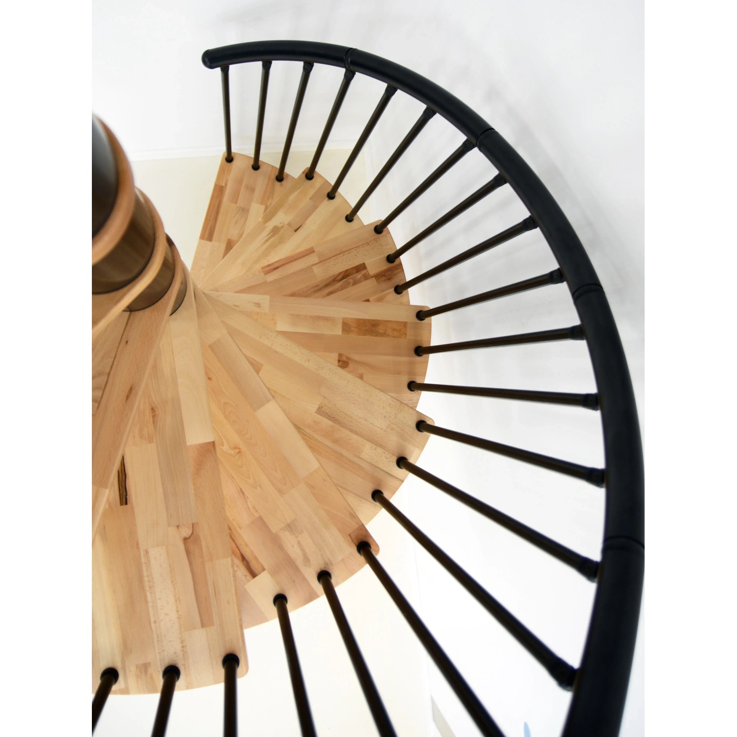 Minka Spindeltreppe Spiral Effect, Buche, schwarz, Ø 120cm. Detailaufnahme der Holzstufen und des schwarzen Geländers.