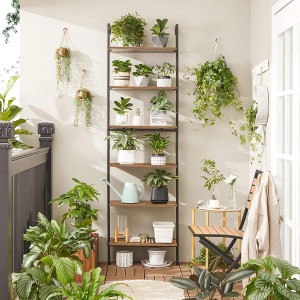 Vasagle Standregal im Industrie-Design, 60x30x205 cm, braun-schwarz, mit Pflanzen dekoriert.