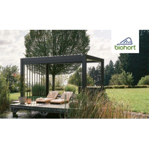 Biohort Pergola in Quarzgrau-Metallic auf Holzdeck mit höhenverstellbarer Grundplatte.