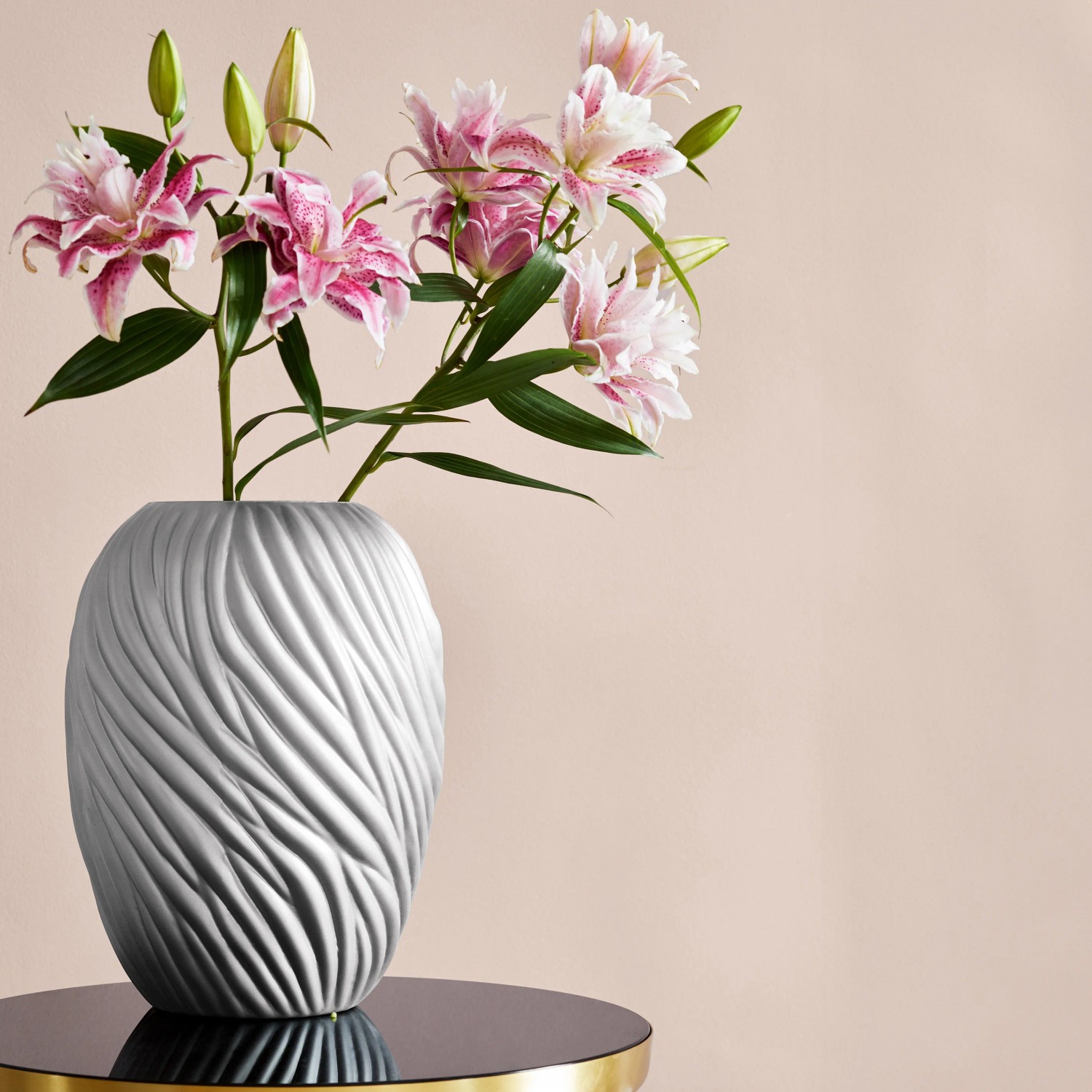 Alpina Sprühlack Purismus Silber in Vase mit Blumen, edelmatter Buntlack-Spray für Metallic-Akzente.