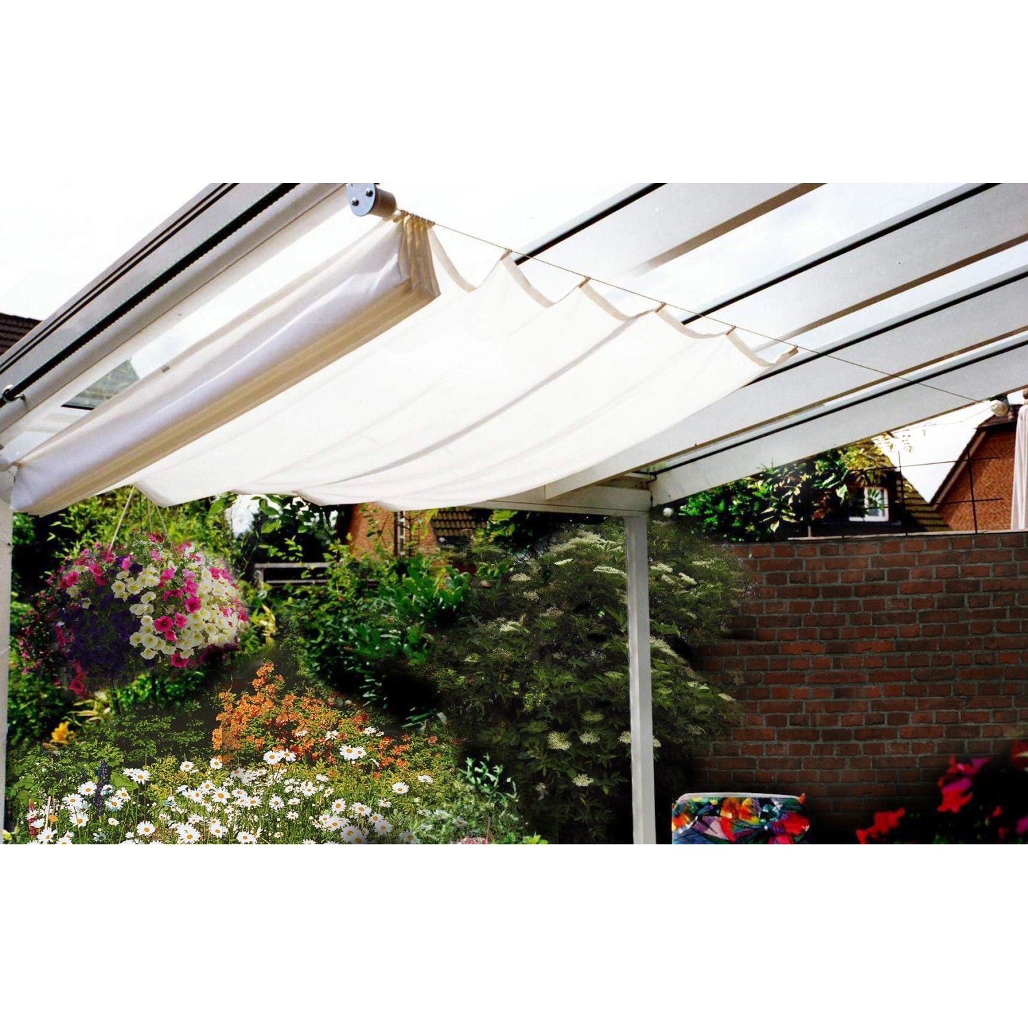 Weißes Floracord Vierecksonnensegel 330x68 cm als Sonnen- und Sichtschutz auf Terrasse.