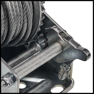 Detailaufnahme: Einhell Handseilwinde TC-WI 800 mit Drahtseil und Rücklaufsperre.