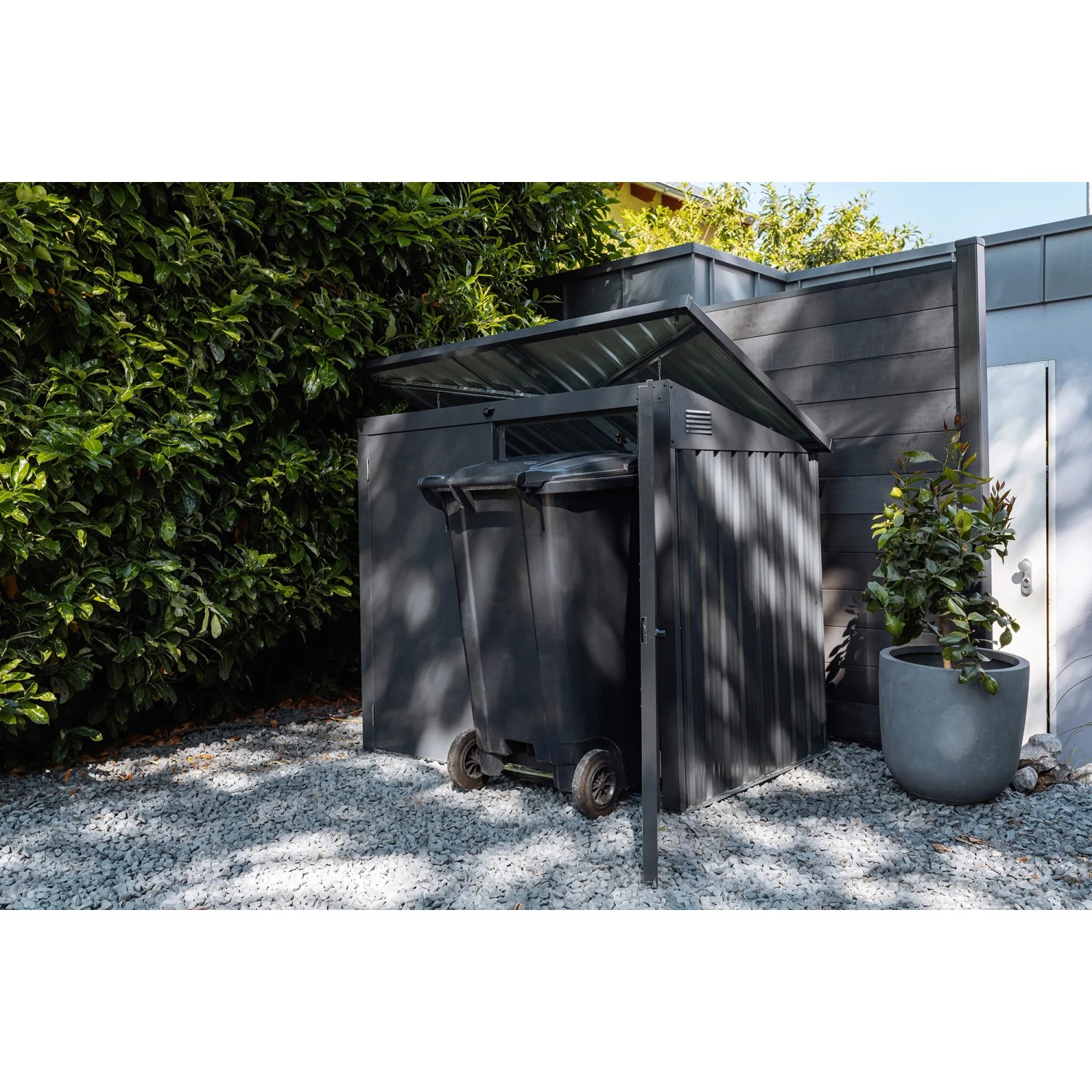 Floraworld Mülleimer-Garage, anthrazit, für zwei 240L Tonnen, mit geöffneter Tür und Mülltonne.