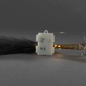 Nahaufnahme der Batteriebox für graue Deko Gras mit warmweißen LEDs, Innen-Weihnachtsbeleuchtung, Timer.
