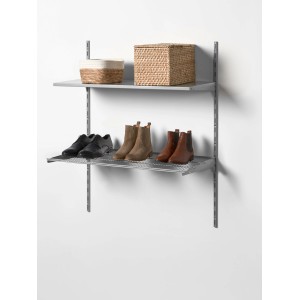 Silbernes Metall-Drahtboden-Set (25x80,5 cm) mit Regalschienen und Schuhen als Beispiel im Regal.
