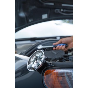 LUX Edelstahl-Magnetschale am Auto mit Schrauben und Werkzeug zur Aufbewahrung.