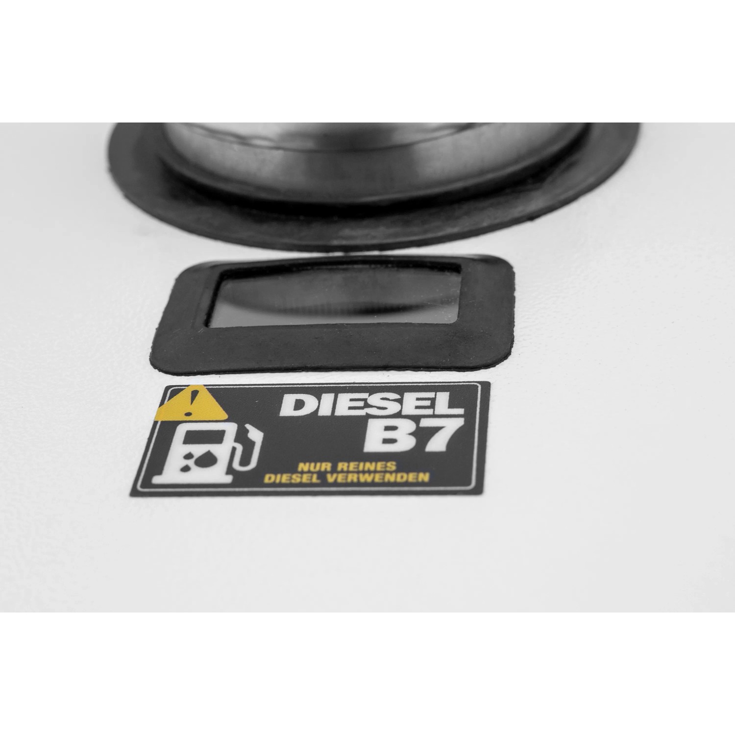 Detailaufnahme: Tankdeckel und Diesel B7 Hinweis am Hyundai Stromerzeuger.