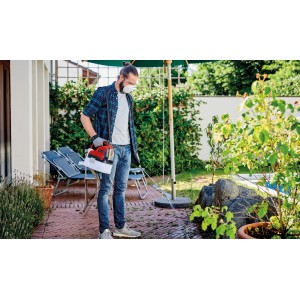 Einhell Akku-Drucksprühgerät GE-WS 18/35 Li-Solo im Einsatz zur Gartenpflege.