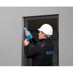 Handwerker dichtet Fenster mit Siga Meltell 320 Dichtstoff (schwarz).