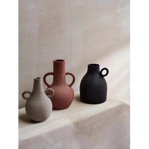 Drei Vasen der Ancient Secrets Kollektion in Schwarz, Braun und Beige aus Steingut.