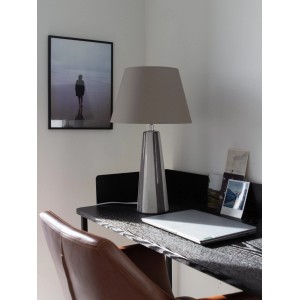 PR Home Leya Tischleuchte mit grauem Schirm und gestreiftem Keramikfuß im skandinavischen Design auf Schreibtisch.