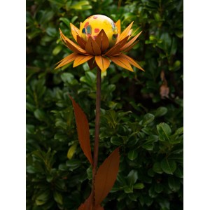 Rostbraune Ferrum Art Design Deko-Glasblume Maya mit gelber Glaskugel für den Garten.