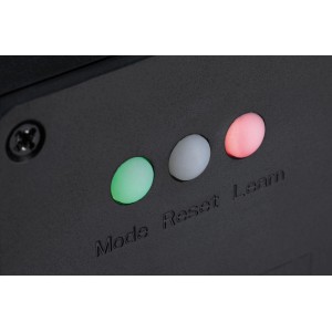 Detailaufnahme der Paulmann Plug & Shine Funksteuerung mit drei farbigen LED-Anzeigen.