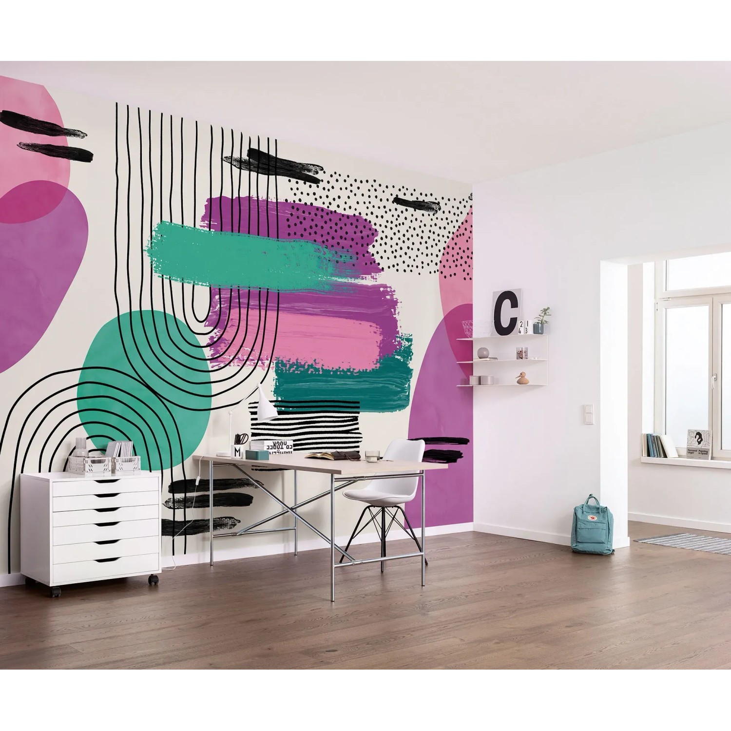 Komar Vliestapete La Boum mit abstraktem, mehrfarbigem Retro-Design im Raum.