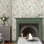 Laura Ashley Vliestapete Summer Palace mit Vogel- und Blumenmuster in Beige, Apricot und Salbei.
