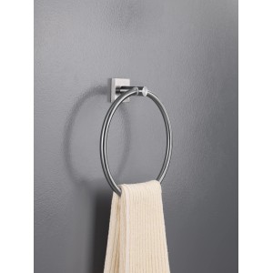 Spirella Handtuchring Nyo-Steel, gebürstet, 22 cm mit Handtuch an grauer Wand.