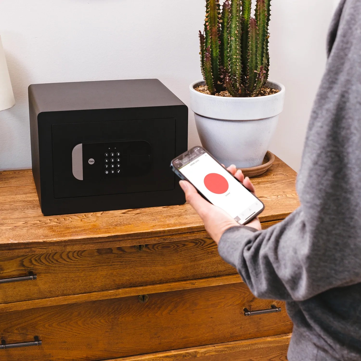 Schwarzer Yale Smart Safe mit Bluetooth und Tastenfeld wird per Smartphone geöffnet.