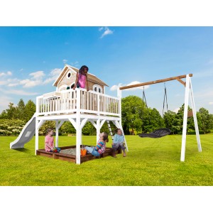 Axi Liam Spielhaus mit Roxy Nestschaukel, braun-weiß, mit Rutsche und Sandkasten. Kinder spielen im Garten.