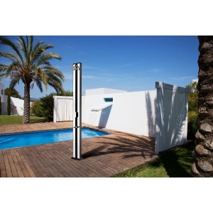 Chemoform Solardusche Ancona (38 l) in Silber-Schwarz neben Pool auf Holzdeck.