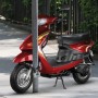 Rotes Motorrad mit Basi Kettenschloss ZR 321 an Pfahl gesichert. Gehärtete Stahlkette mit Blockschloss für Fahrrad- & Motorradschutz.