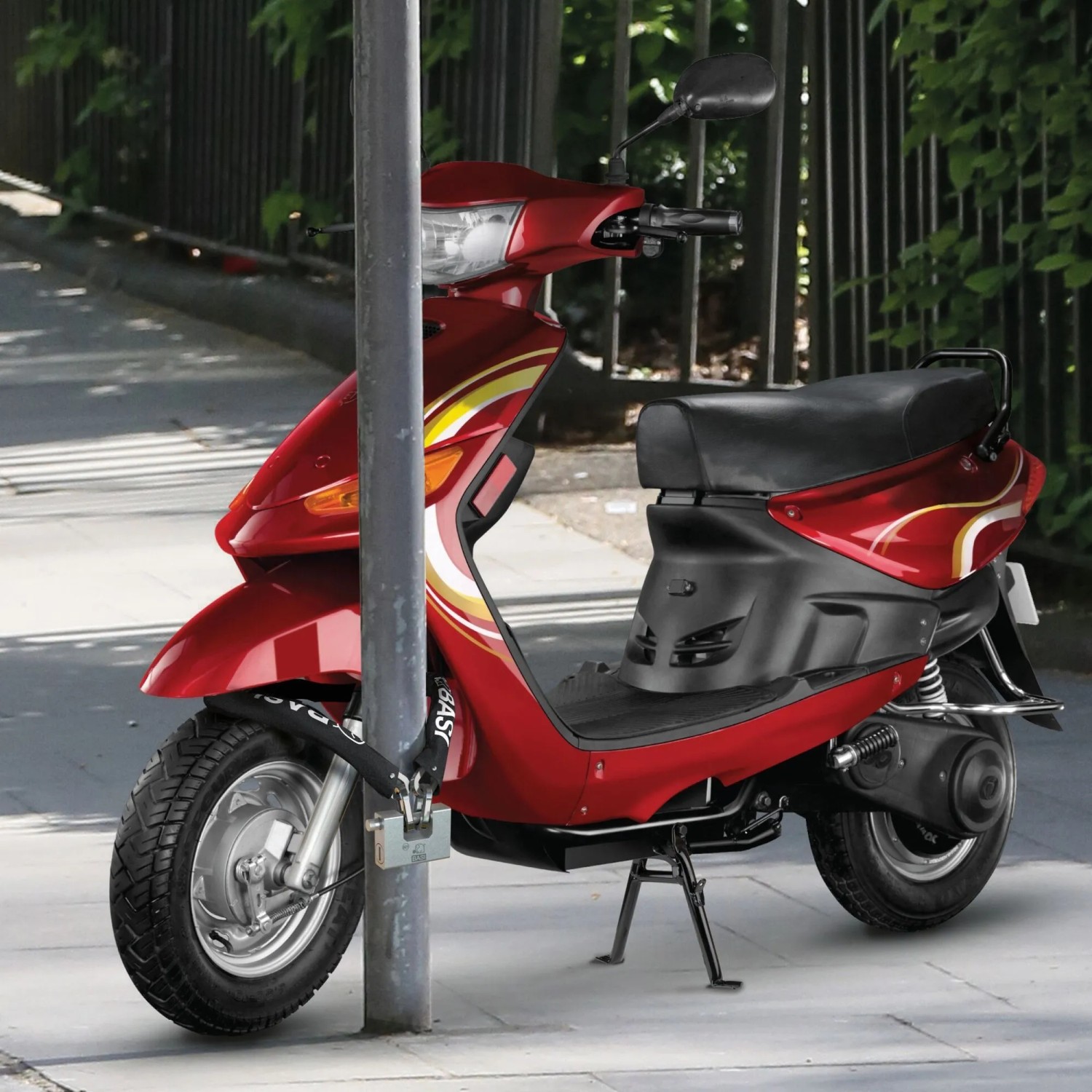 Rotes Motorrad mit Basi Kettenschloss ZR 321 an Pfahl gesichert. Gehärtete Stahlkette mit Blockschloss für Fahrrad- & Motorradschutz.