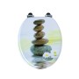 Sinobath WC-Sitz mit Absenk-Automatik, Steinstapel-Motiv und weißen Blüten auf Wasseroberfläche. Robuster Toilettensitz.