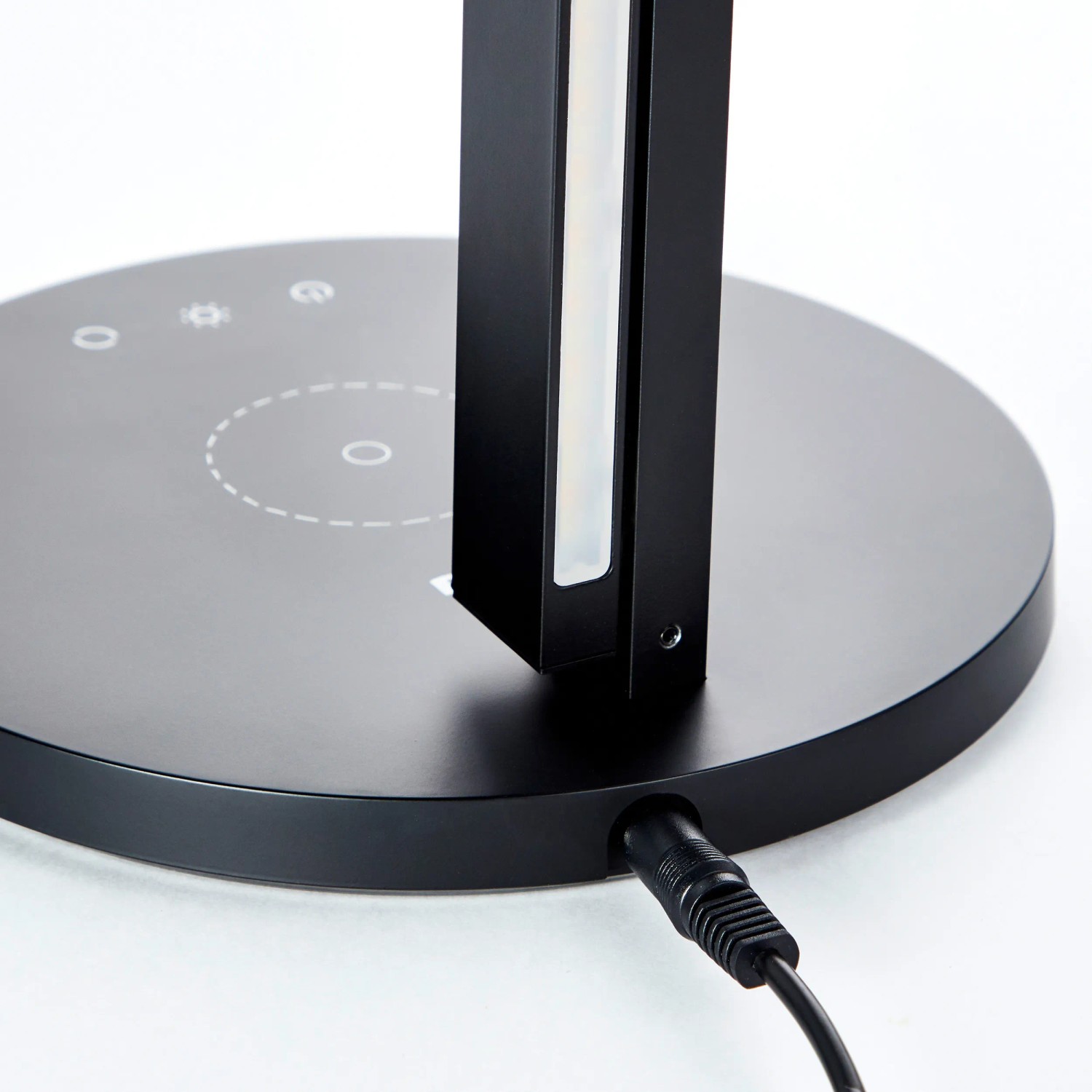 Schwarze LED-Schreibtischleuchte Devy mit Induktionsladefläche und Touchdimmer.
