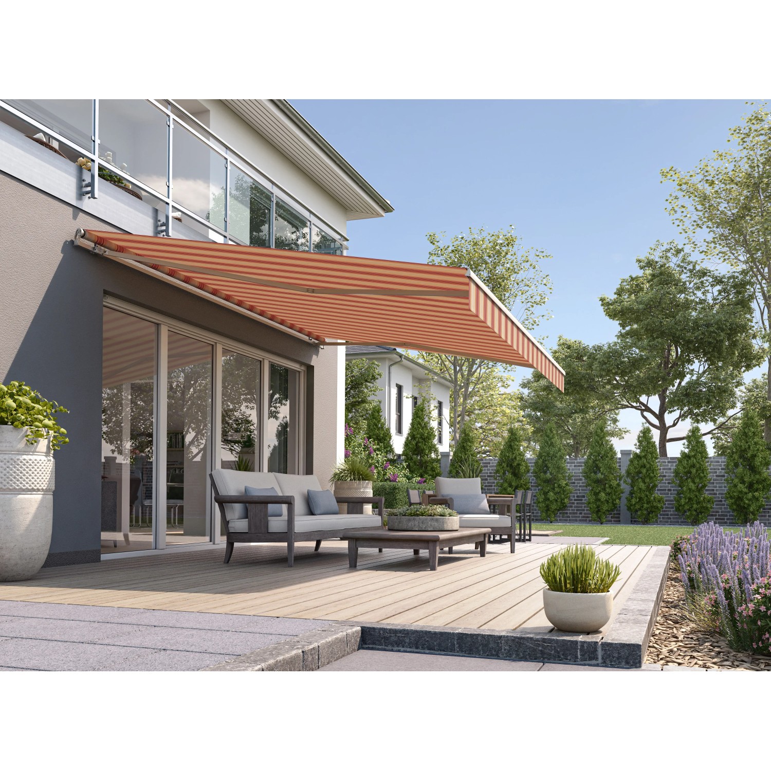 Beige-rote Gelenkarmmarkise Wismar Classic, 300x200 cm, montiert an Hauswand über Terrasse.